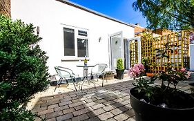Self-Contained Holiday Accommodation In The Heart Of Easingwold With Parking